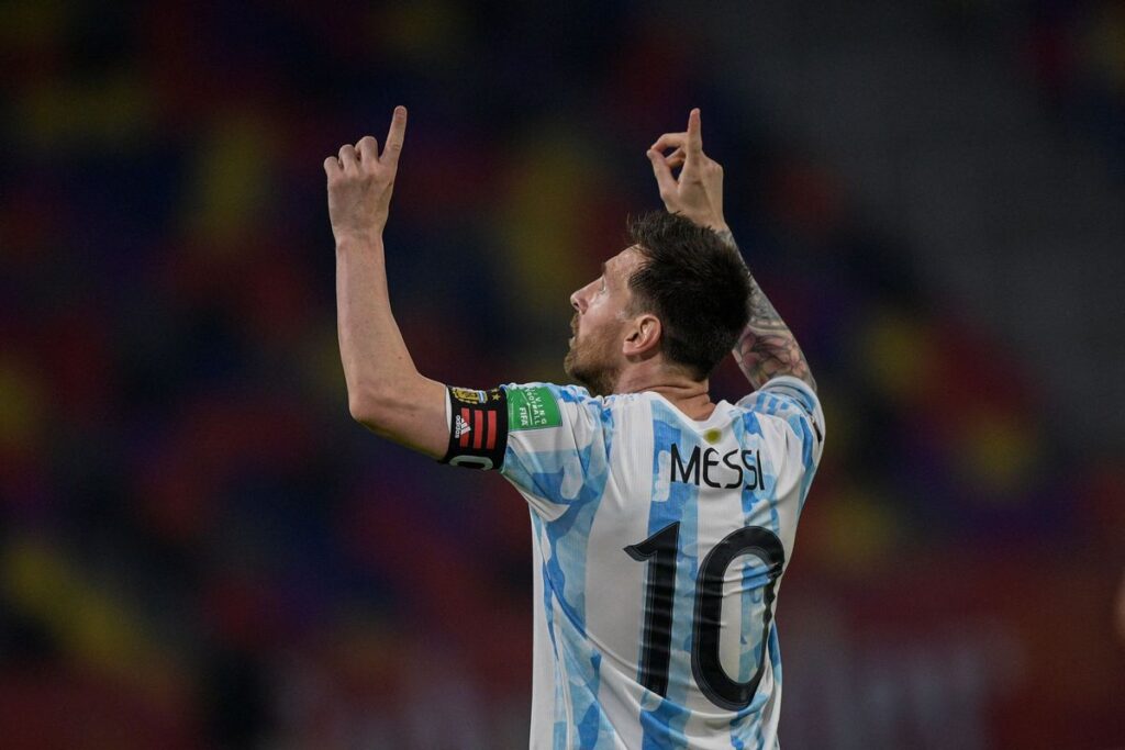 Messi cảm động trước màn tặng quà của ĐT Argentina