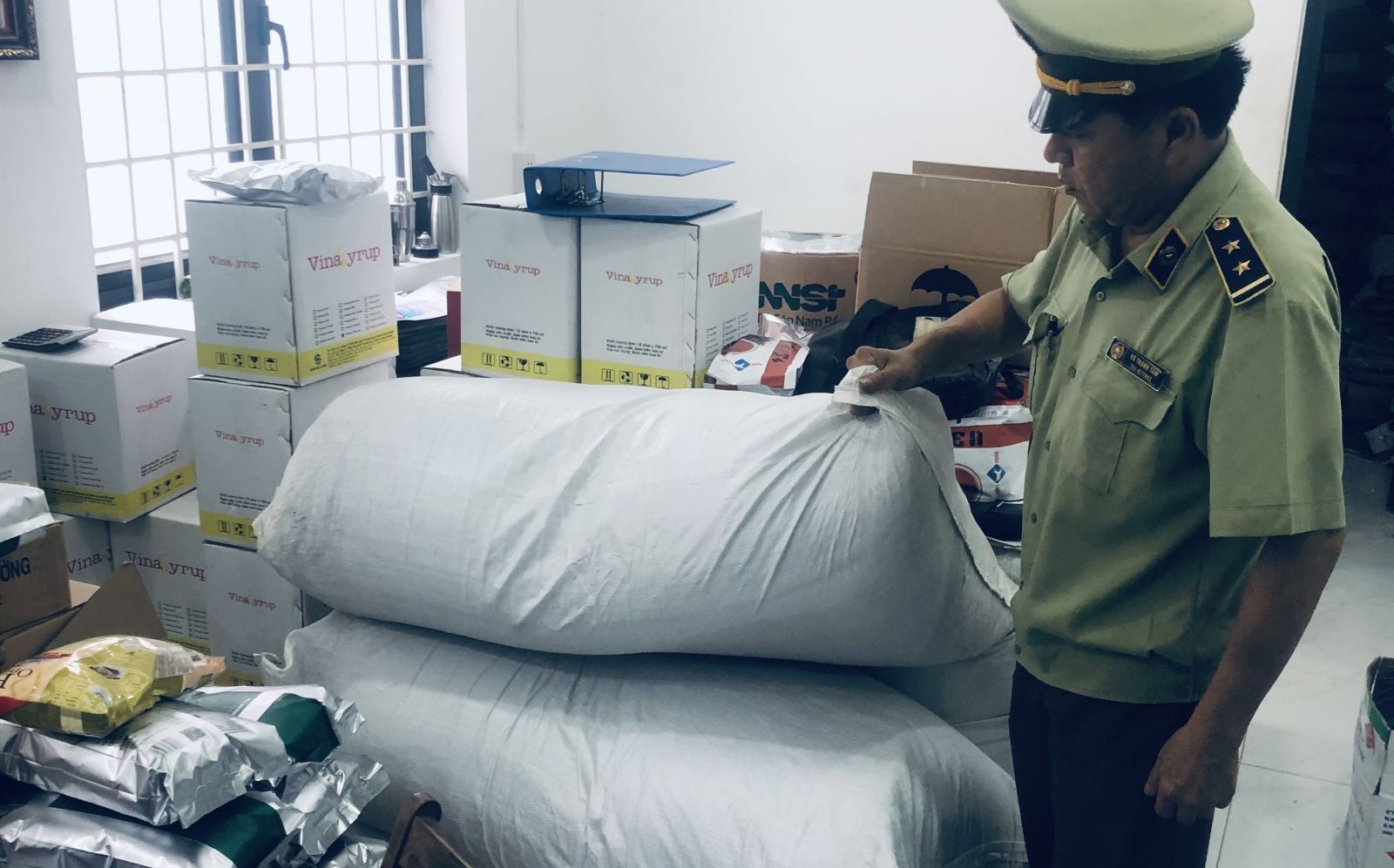 Thu giữ hàng tấn nguyên liệu trà sữa không rõ nguồn gốc tại Hà Nội