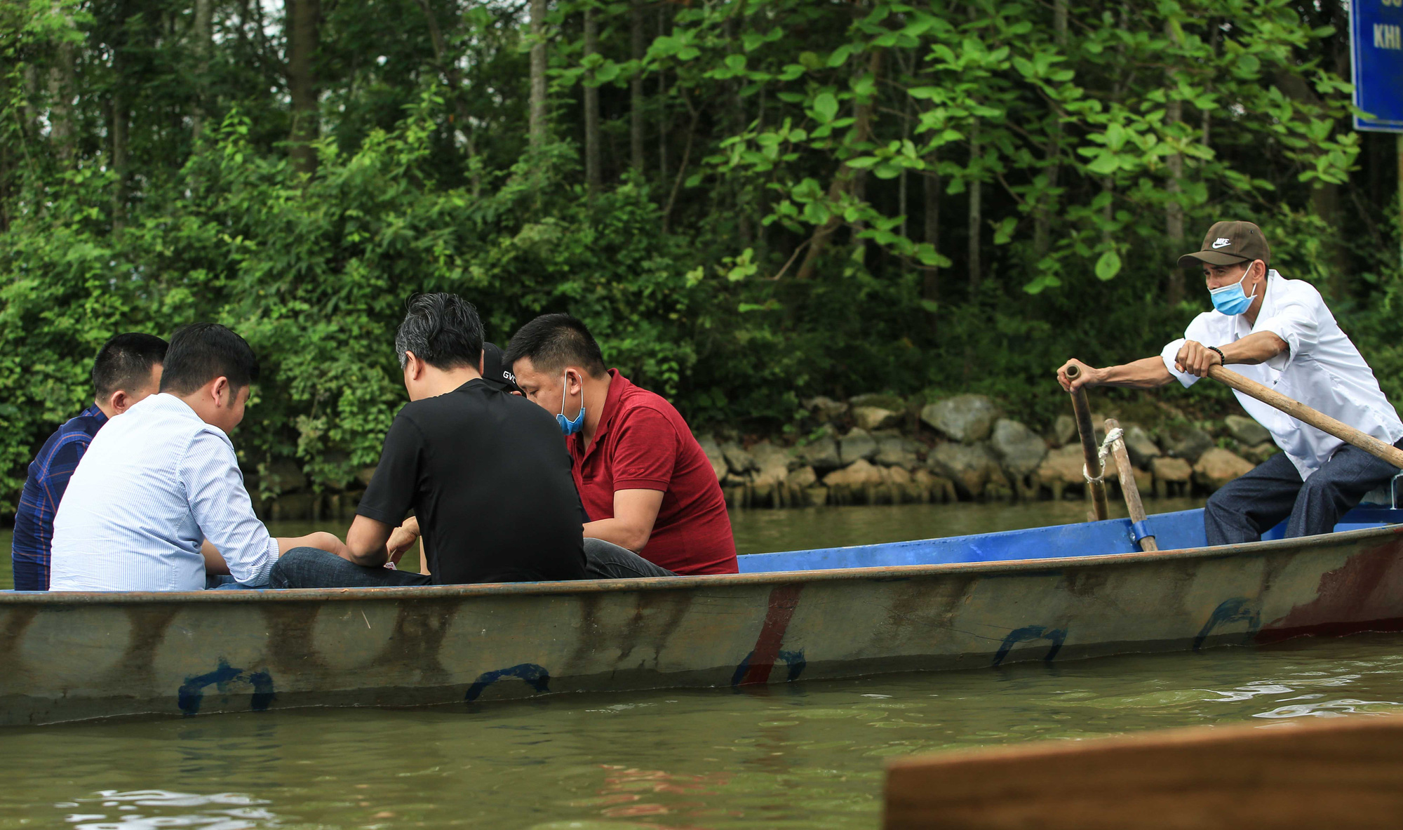 Đánh bài trên thuyền